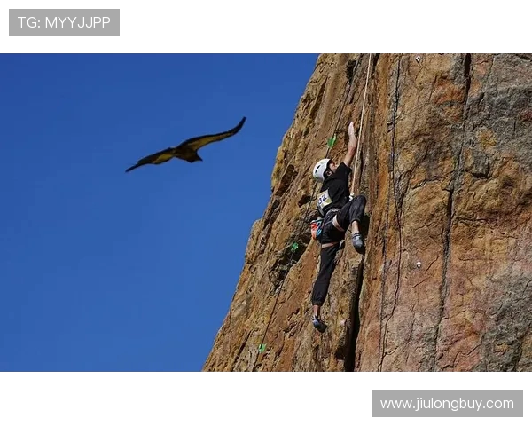 重庆攀岩队区域防守战术解析与攀岩热点探讨